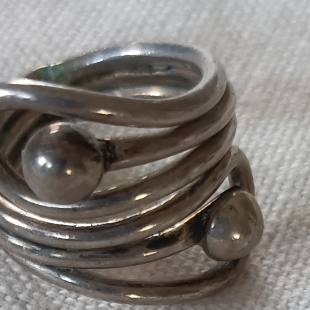 Elegant Silver Swirl Ring - Picture 3 of 5